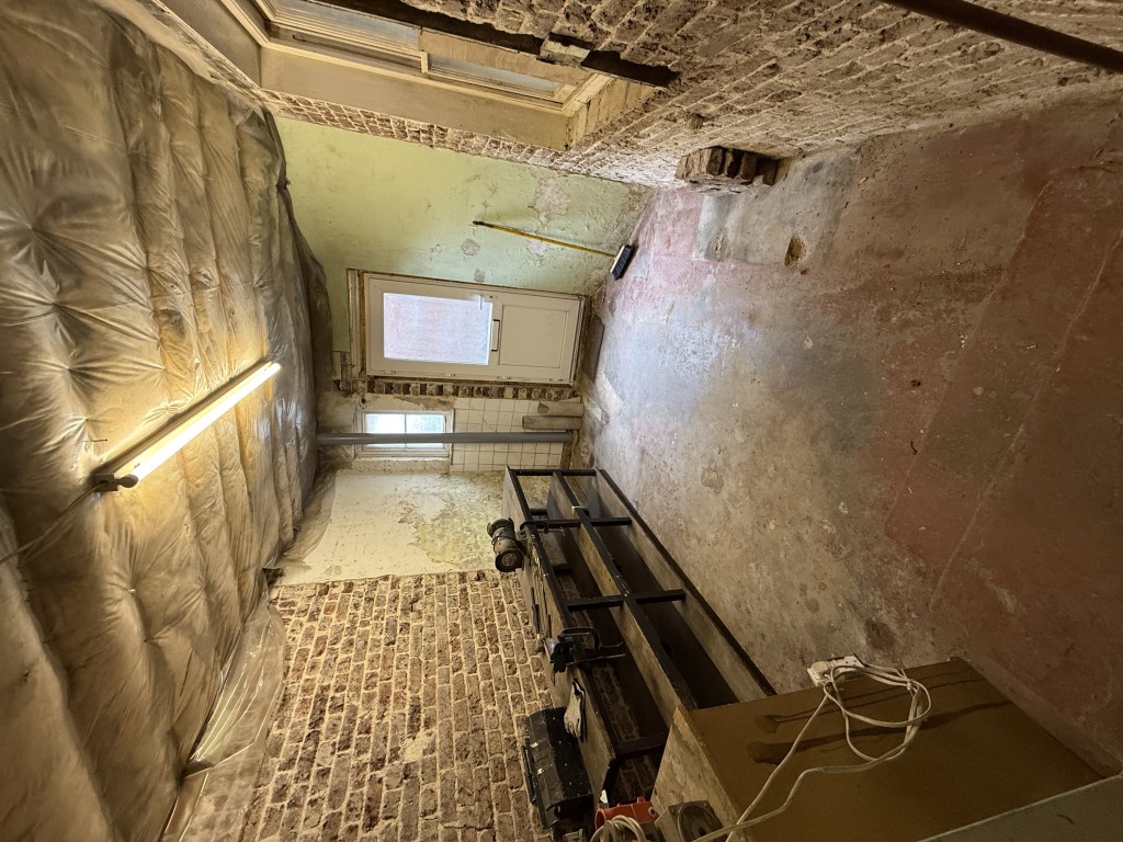 Lot: 82 - MIXED RESIDENTIAL AND COMMERCIAL BUILDING WITH POTENTIAL - Rear basement room with utility area